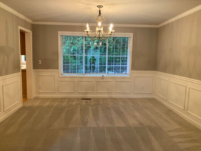 Building Photo - Location location 4 bedroom, 2.5 bath in t...