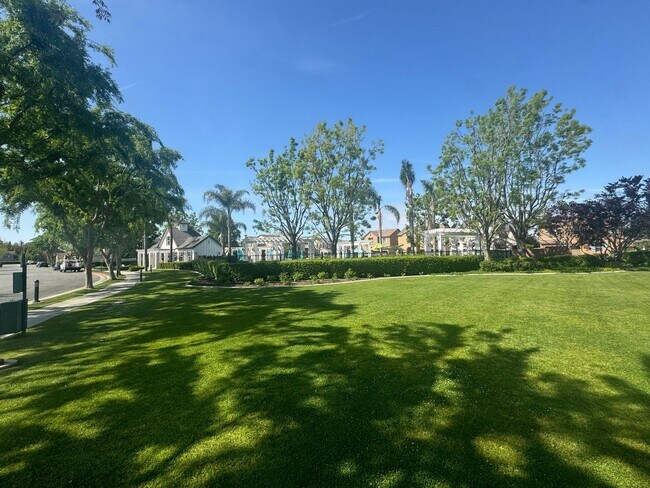 Building Photo - 3-Bedroom in the Desirable University Park Gated Community with solar!