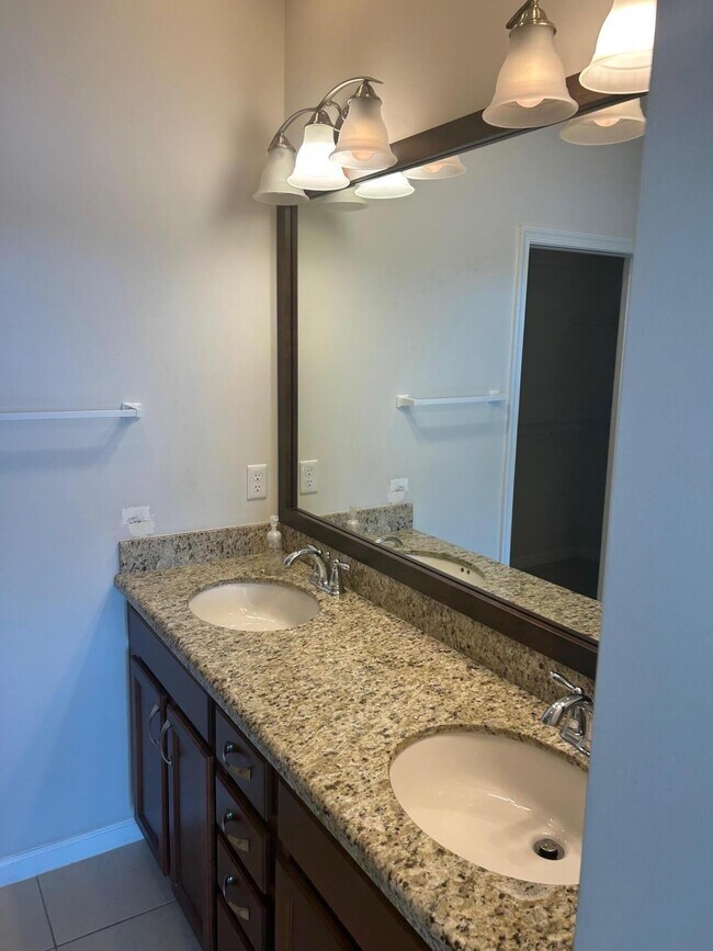 Building Photo - 11066 SW Sunrise Lk Ter