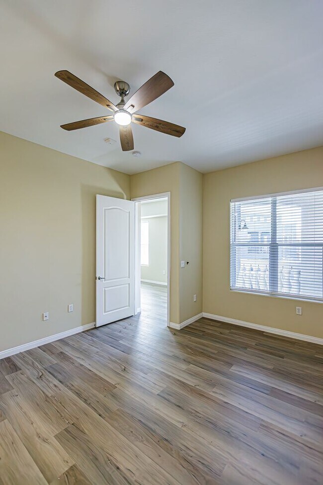 Building Photo - Top Floor 2 Bedroom Condo Located in Manha...