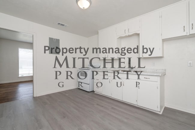 Building Photo - Welcome to 4116 Monroe! This beautiful com...