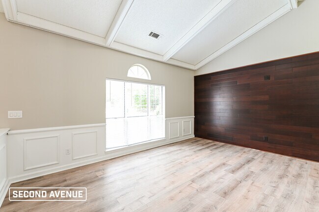 Building Photo - 2411 Windridge Dr NE
