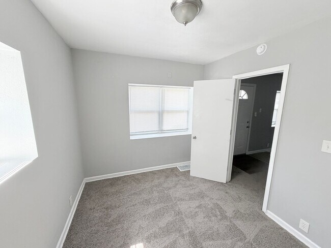 Building Photo - 743 N Kiger Rd