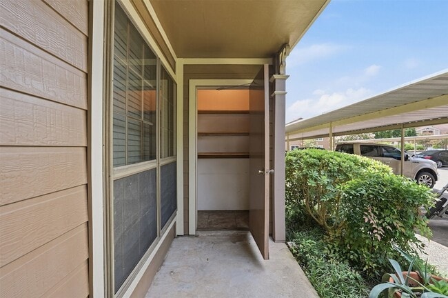Building Photo - 1860 White Oak Dr