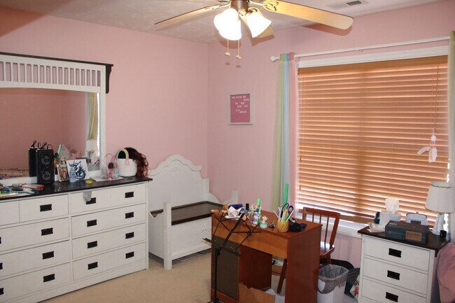 Building Photo - Beautiful Home in Hubert