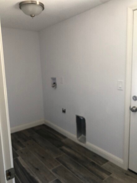 Laundry room w/ hook up - 648 Jefferson Ave