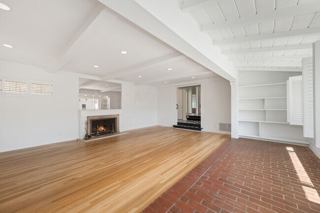 Building Photo - 1685 Sunset Plaza Dr