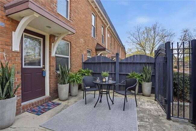 Building Photo - 215 Winding River Dr