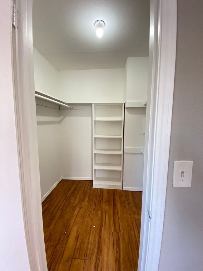 Building Photo - Spacious 1 BED 1 BATH