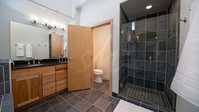 Building Photo - 417 E Kiowa St