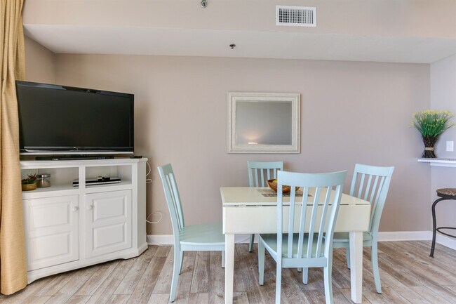 Building Photo - 9900 S Thomas Dr