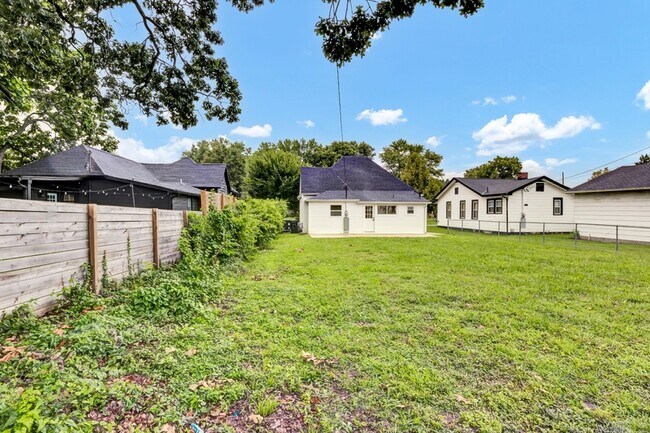 Building Photo - 411 E Springdale Ave