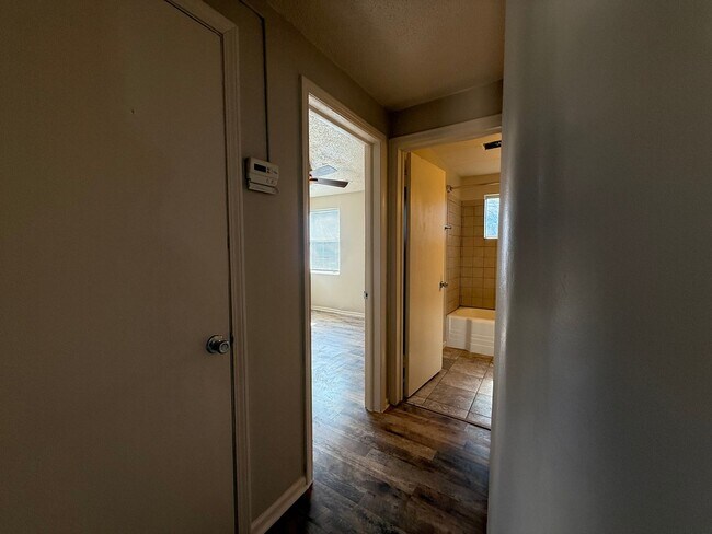 Building Photo - 1809 E Bayley St