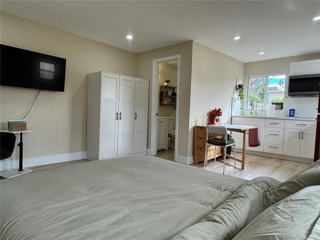 Building Photo - 4135 Des Moines St NE