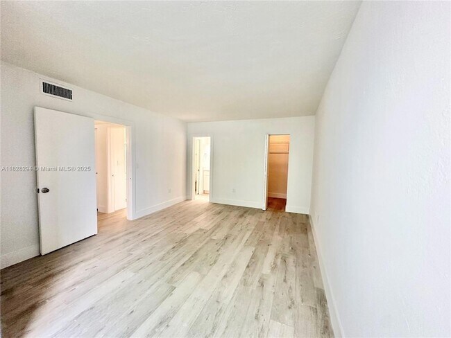 Building Photo - 6890 N Kendall Dr
