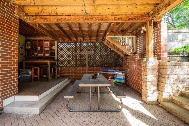 Building Photo - 33 Mapleton St