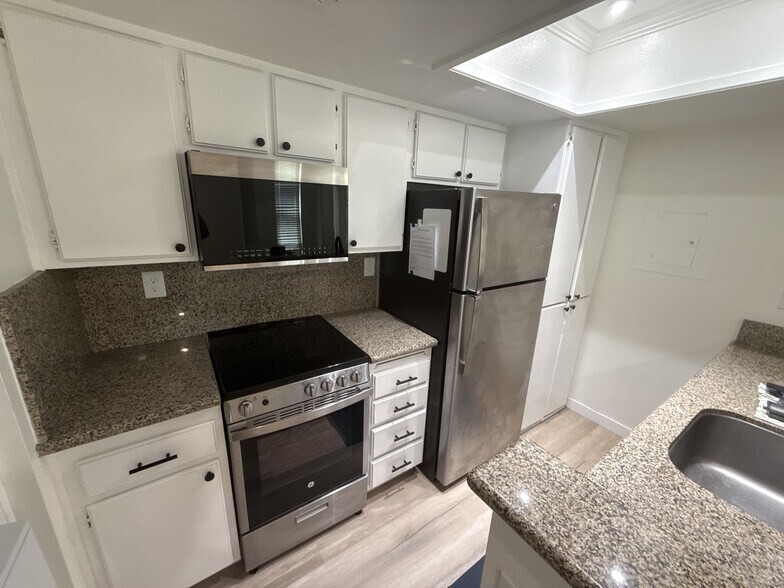 Building Photo - 23335 La Crescenta