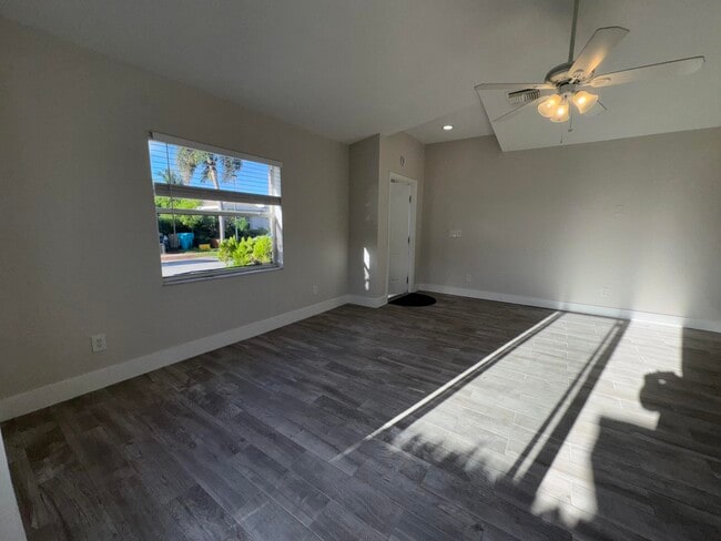 Building Photo - 553 E Ridge Cir N