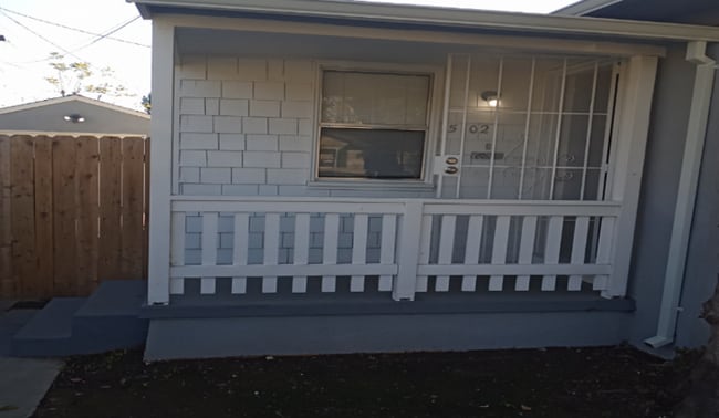 Building Photo - Bright & Cute 1-Bedroom Cottage – Availabl...