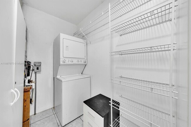 Building Photo - 1610 SW 30th Pl