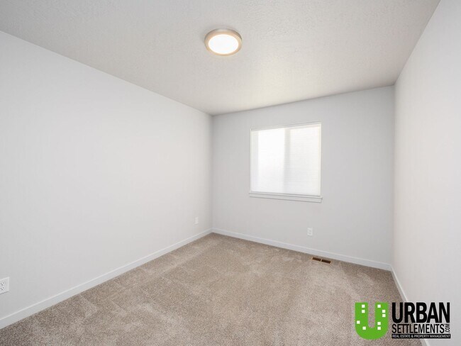 Building Photo - Woodlawn Duplex