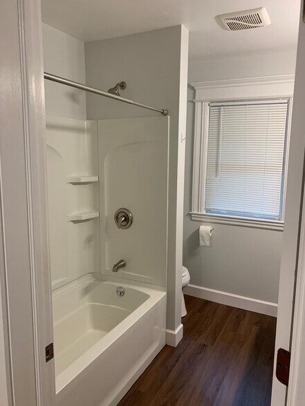 Building Photo - 152 Rosedale St