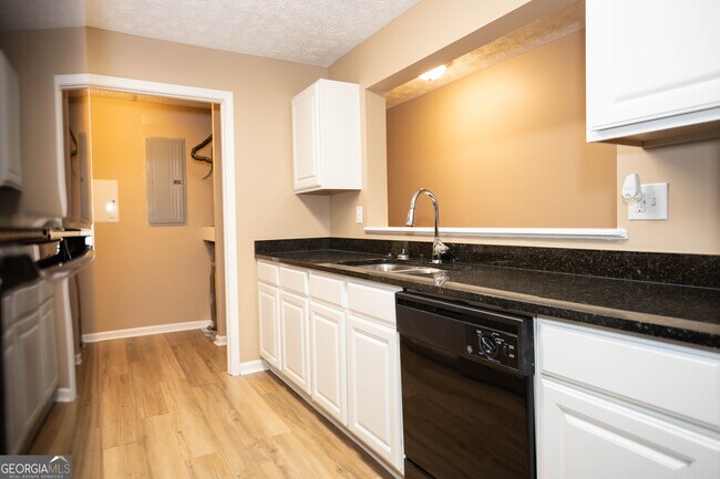 Building Photo - 12303 Fairington Ridge Cir