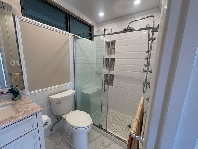 Building Photo - Beautiful 2 bedroom, 2 bath townhome