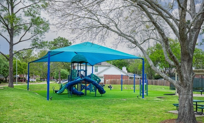 Building Photo - 18703 Evergreen Falls Dr