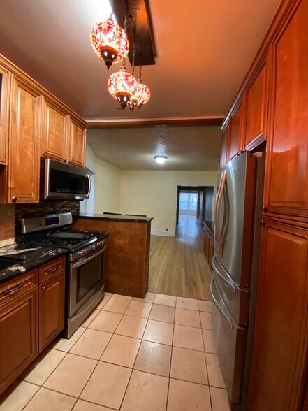 Building Photo - 2057 w birchwood ave