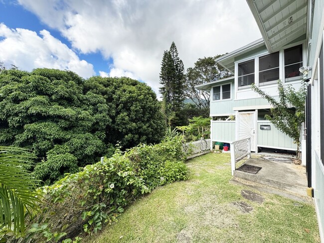 Building Photo - Furnished 1-Bedroom Manoa Apartment