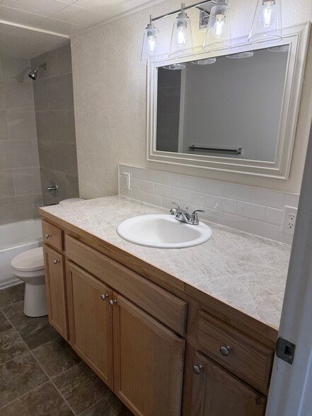 Building Photo - 919 Snow