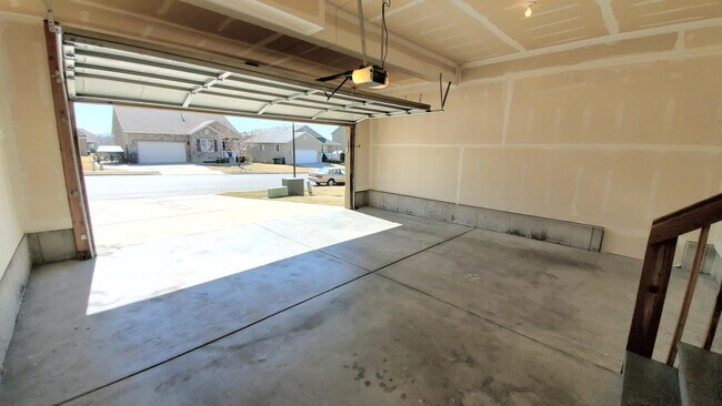 Building Photo - 483 E Apple Blossom Dr