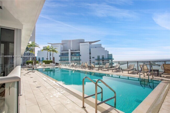 Building Photo - 1300 Brickell Bay Dr