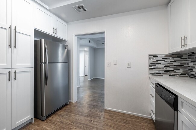 Interior Photo - 4532 Murietta Ave