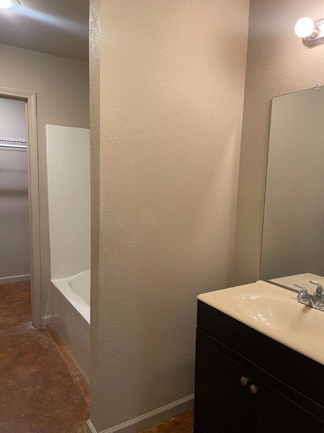 Building Photo - "Charming 3-Bedroom Haven with 2.5 Baths in the Heart of Jonesboro – 1,000 Sq Ft of Comfort at 51...