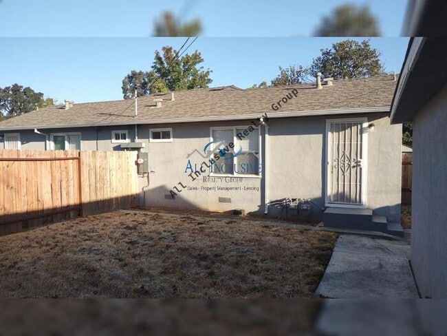 Building Photo - Cute Duplex off of Stockton Blvd