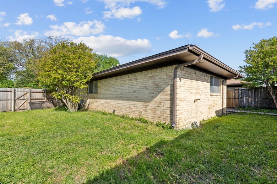 Building Photo - 1922 N Floyd Rd