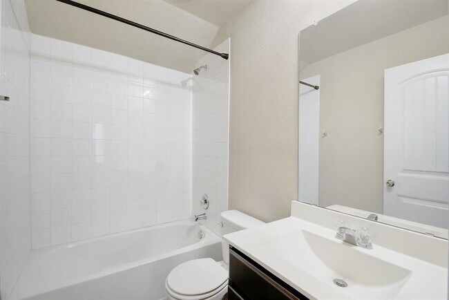 Building Photo - 421 Pentire Way