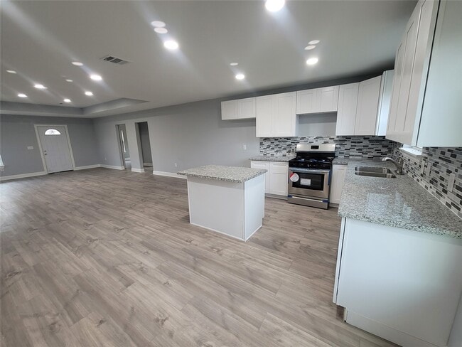 Building Photo - 4859 Bellnole Dr