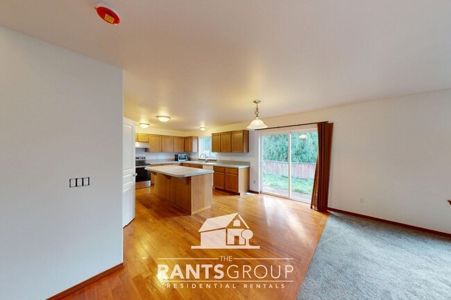 Building Photo - Spacious Pet-Free 4+ Bedroom Home in Lacey!