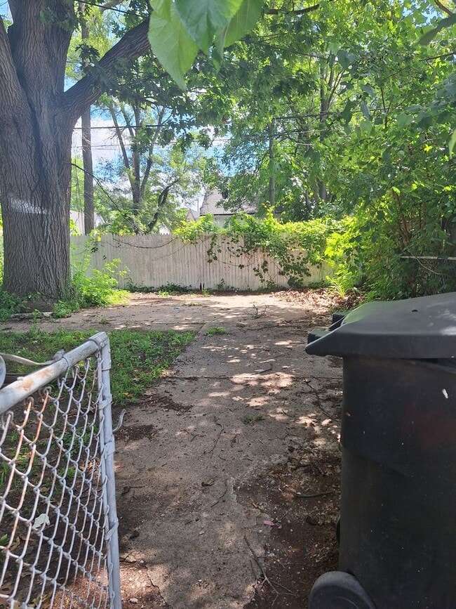Building Photo - Brick 4 bedroom