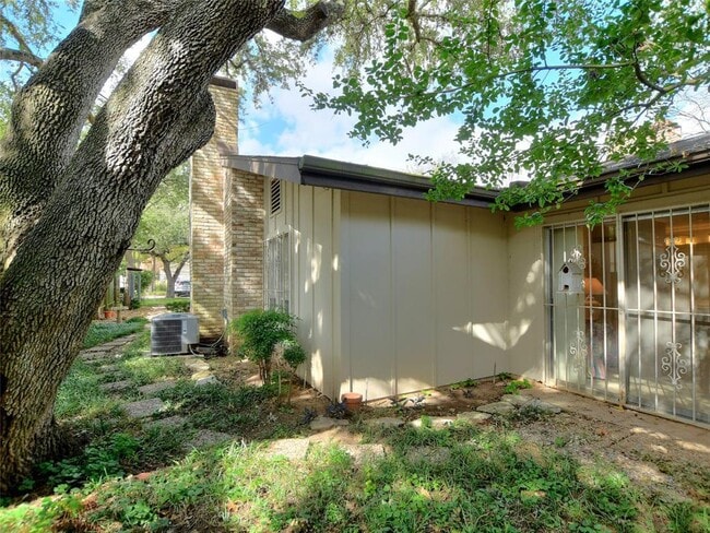 Building Photo - 7919 Ridgeline Dr N