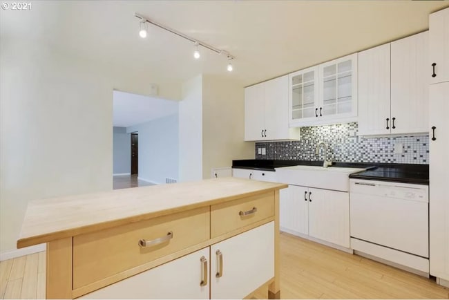 Building Photo - Tree House