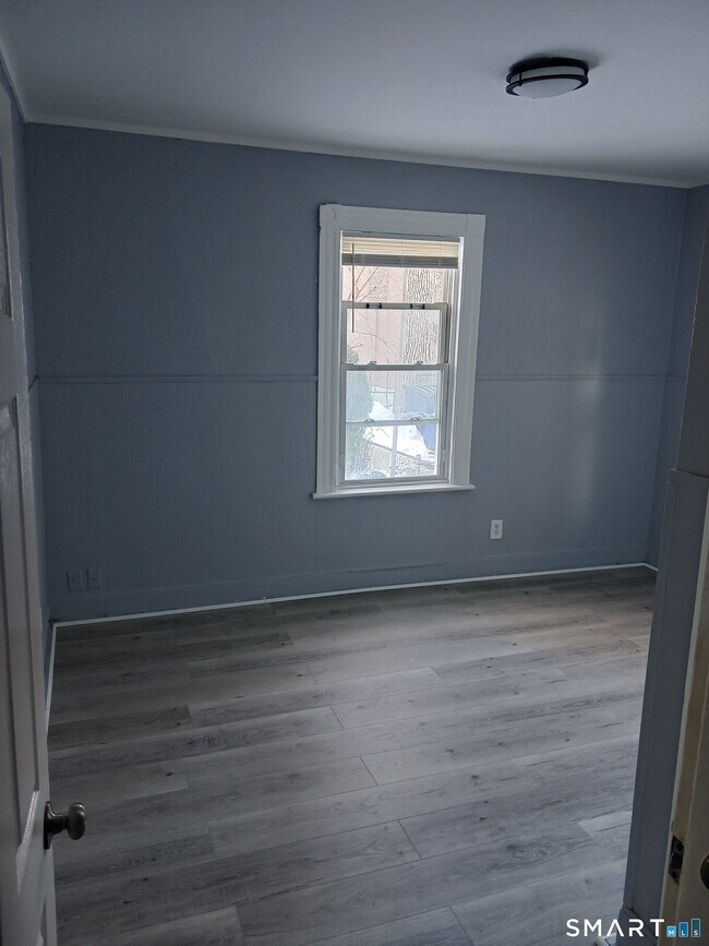 Building Photo - 28 Crescent St