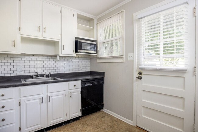 Building Photo - Charming 2BR Condo in Greensboro
