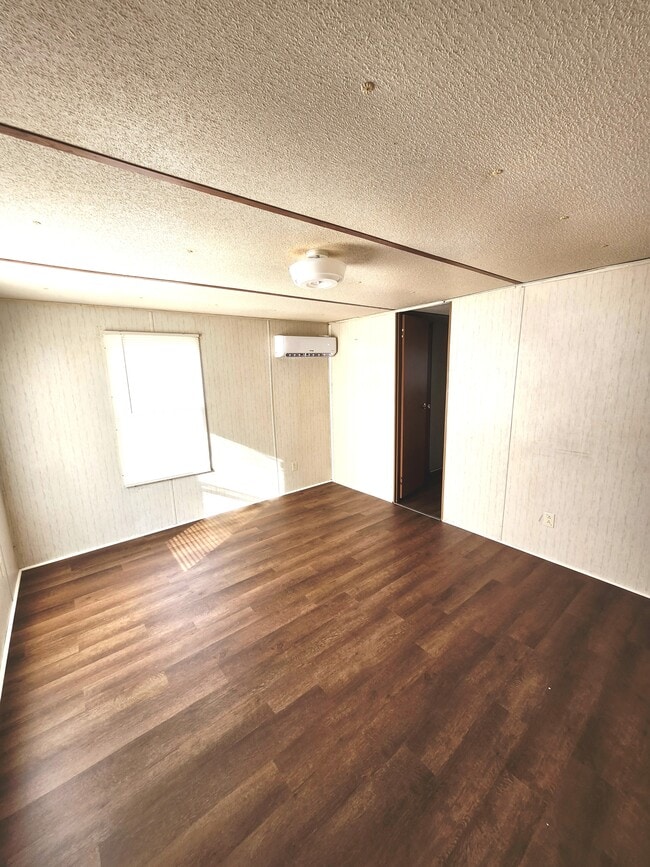 Building Photo - 1346 Garetster St