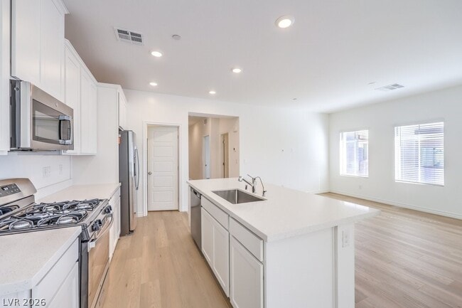 Building Photo - 600 N Carriage Hill Dr