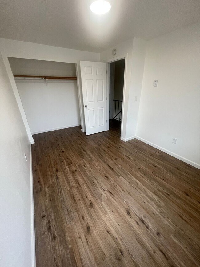 Building Photo - 2 Bedroom Town House!