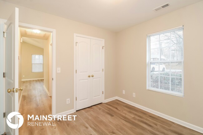 Building Photo - 3923 Springbrook Dr
